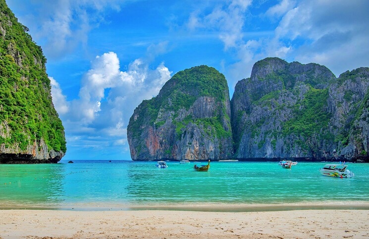 Praia em Maya Bay